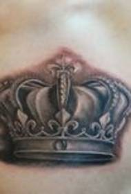 Rintamuodin ilmakehän kruunun tatuointi