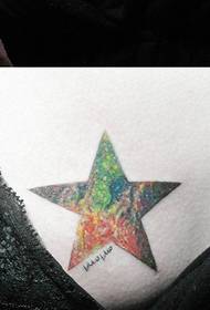девојки прекрасно обоена ryвездена пет-starвезда тетоважа на градите