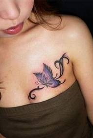 tatuaż motyla na klatce piersiowej, pełen uroczych zdjęć wzoru tatuażu
