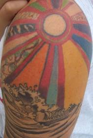 рамо цветно слънце и вълна татуировка модел