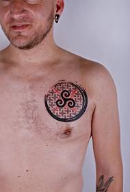 Eurooppalainen mies rinnassa uskonnollinen totem tatuointi kuva