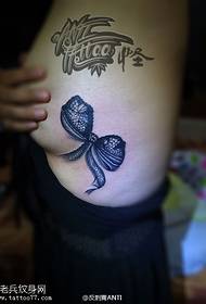 tatueringsmönster för kvinnlig bröst spetsbåge