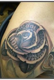 Császári virág alakú bankjegy tetoválás a vállán