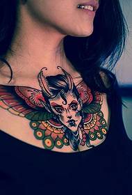красиві зворушливі грудей жіночий демон татуювання візерунок