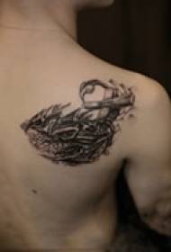 tajomné cool čierne rameno tetovanie