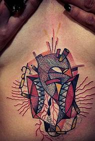një personalitet nën gjoksin e një modeli alternative të tatuazhit të zemrës
