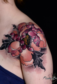 žensko rame prirodne boje uzorak velikog cvijeta tetovaža