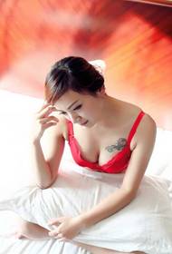 ημισφαίριο Ομορφιά κόκκινο φόρεμα σέξι σαγηνευτική λαμπερό εικόνα μοτίβο στο στήθος