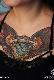 grande tatuaggio a forma di ali con ali al petto