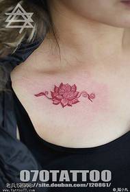 göğüs kırmızı mini küçük lotus dövme deseni