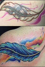 modello di tatuaggio coperto di piume dipinte a spalla