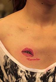 टॅटू शो चित्र एक महिला छाती ओठ पत्र टॅटू नमुना शिफारस करतो