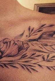 zēnu plecu melnā punkta dzeloņa tehnika augu materiāls Ziedu tetovējuma attēls
