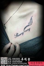 modello di tatuaggio di piume e lettere classico popolare petto femminile