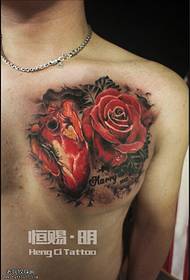 rinnassa värillinen ruususydän tatuointikuvio