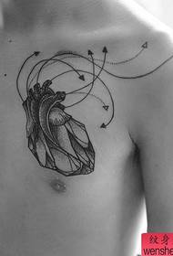 胸部創意心臟紋身作品
