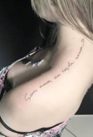 Krásná dívka rameno anglické abecedy tetování obrázek