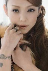 Stella tatuaggio braccio Amuro Namie su foto tatuaggio linea nera