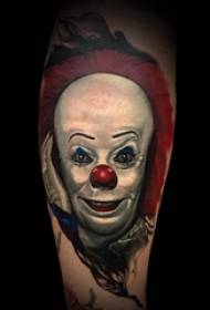 Tatuaż klauna, zabawny obraz tatuażu klauna na ramieniu chłopca