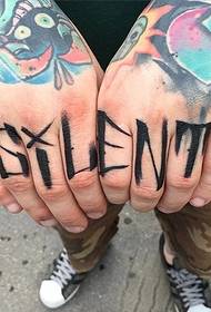 12 татуювання букв на суглобах пальця