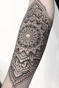 9-suuntainen kukka-totem-kukkavarren tatuointi käsivarressa
