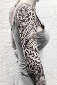 Flower Flower Arm Tattoo. Մի շարք սև և մոխրագույն փուշով ծաղկող տոտեմի դաջվածքի ծաղկի բազուկ է գործում