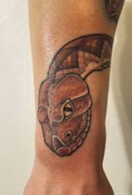 Tattoo змия дяволска ръка на момче върху цветна картина татуировка на змийска глава