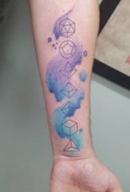 Unsur tattoo geometri panangan murid lalaki dina gambar tato geometri berwarna