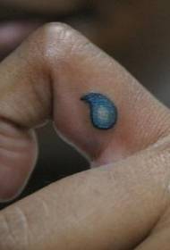 Kis könnycsepp színű tetoválás mintázat az ujj belső oldalán
