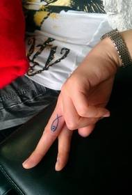 Personības zivju pirkstu tetovējums