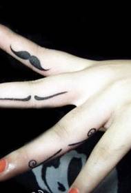 egy lány ujj bajusz tetoválás minta