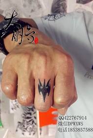 Особност тетоважа прста тотем