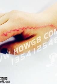 Rimpel lijn tattoo patroon op de vinger