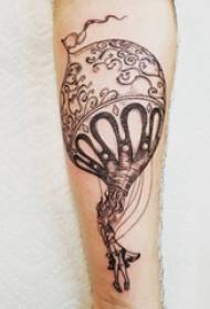 Imatge de tatuatge de braç personatge de nen al braç i imatge de tatuatge de globus aerostàtic