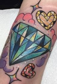 Dekleta imajo radi skupine orodij na barvnih slikah z vzorci tetovaže