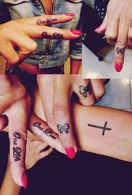 Fetița proaspătă iubește tatuajul cu degetul