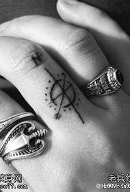 Pirkstu tetovējums uz tetovējuma