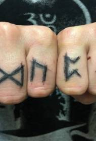 創造的な文字のタトゥー画像に指文字タトゥー男子学生の指