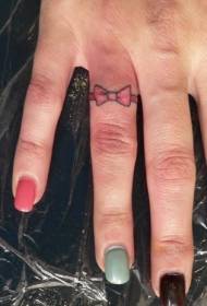 Tatuaggio piccolo fiocco sul dito