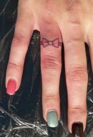 Tattoo me hark të vogël në gisht