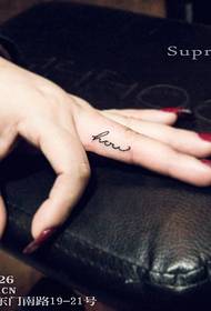 Tatuaxe inglés dedo rapaza