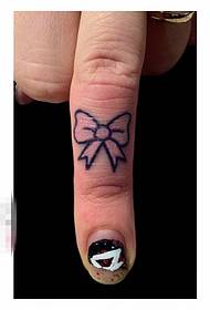 Dedo de niña en blanco y negro literario pequeño patrón de tatuaje de línea minimalista fresca