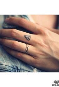 Finger diamant tatuering mönster