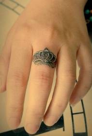 Tatuagem de anel de coroa de dedo