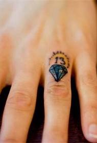 Liten diamanttatuering på fingret