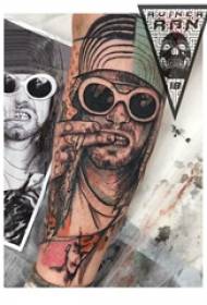 Tegn portræt tatovering maleri portræt af mandlig karakter på armen
