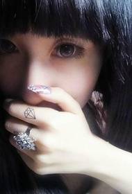 Kecantikan jari tato berlian segar