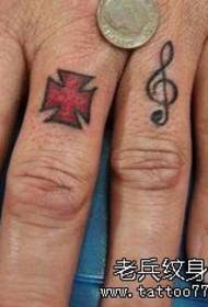 Изображение креста картины нот татуировки пальца перекрестное
