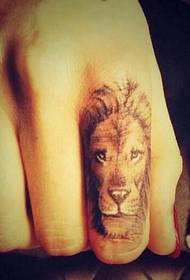 指のライオンのタトゥーパターン画像