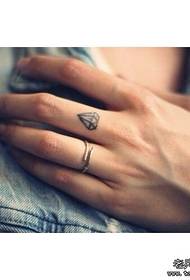 L'immagine dello spettacolo di tatuaggi ha raccomandato un modello di tatuaggio con diamante a dito